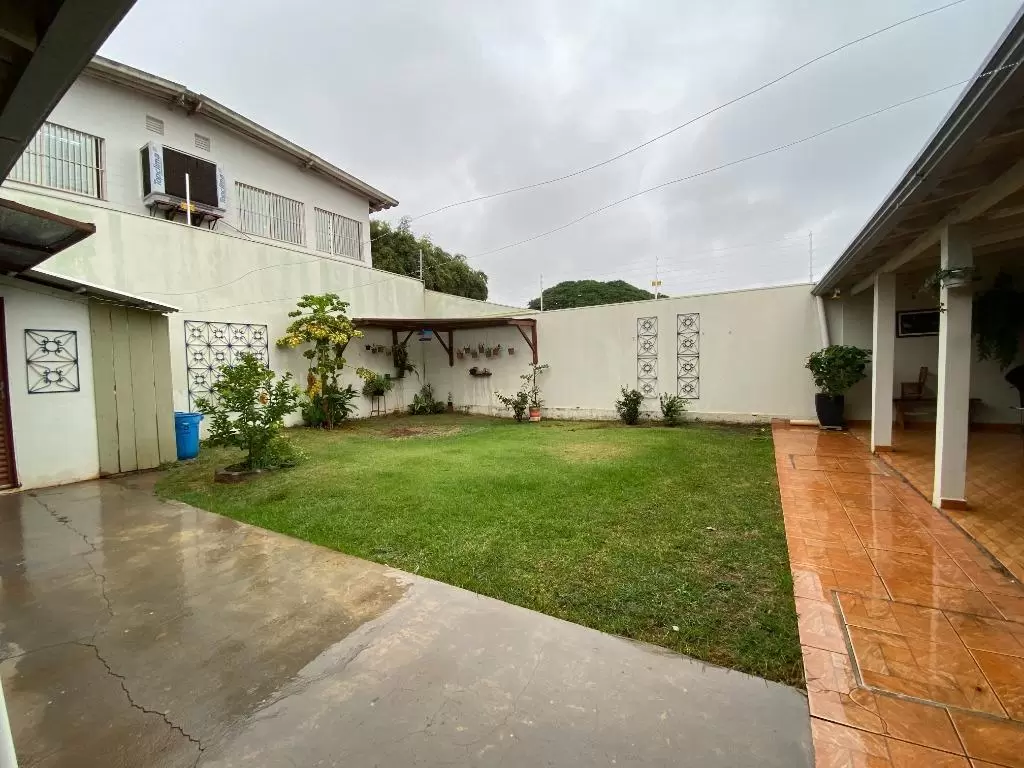 Casa na Zona 8 com 3 quartos – Terreno 360m²