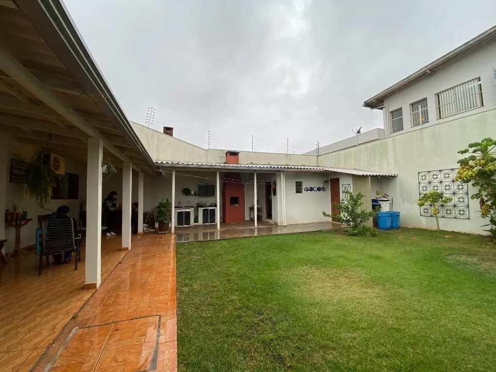 Casa na Zona 8 com 3 quartos – Terreno 360m²