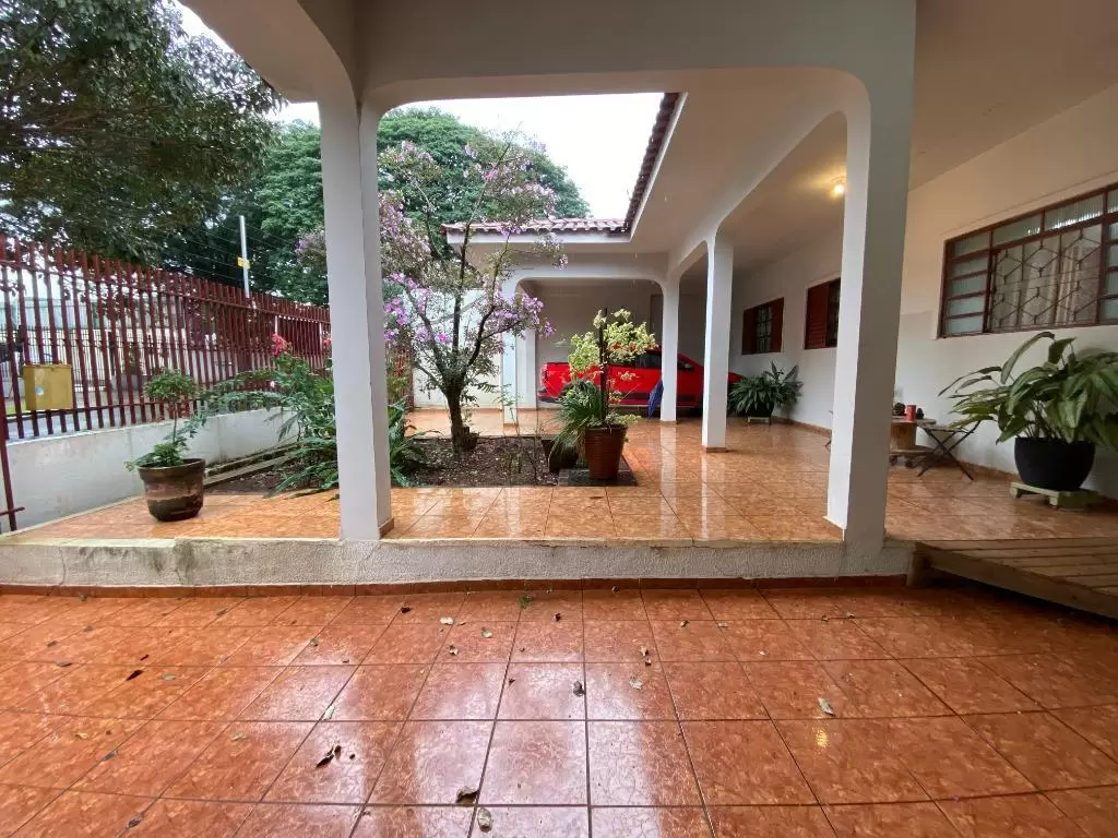 Casa na Zona 8 com 3 quartos – Terreno 360m²