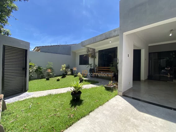 Linda Casa com 3 quartos, 3 banheiros-  Terreno Inteiro