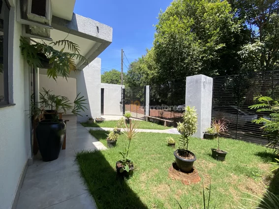 Linda Casa com 3 quartos, 3 banheiros-  Terreno Inteiro